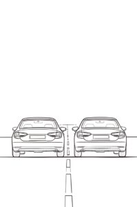 Zwei Autos halten hintereinander auf einer flachen Strasse